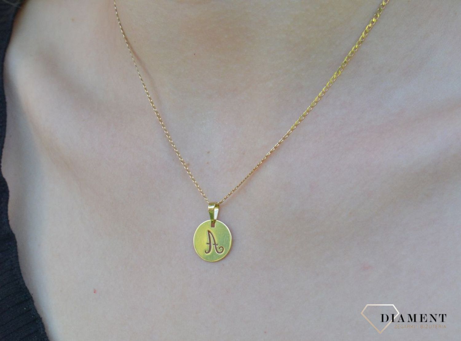 Złota zawieszka 585 z literką A ZA 4978A. modna złota zawieszka wykonana z najwyższej próby złota 585. Zawieszka w kształcie litery A. Zawieszka Siwiec, Rozenek Idealny pomysł na prezent.  Literka A. Zawieszka A..jpg